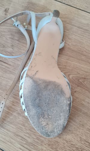 High Heels Absatz selber reparieren Schuhsohle reinigen